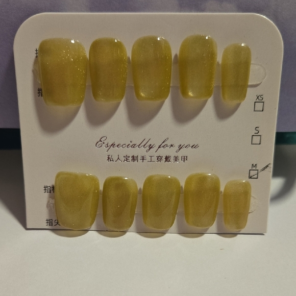 (5/$20)or(15/$45) Gold Press-On Nails Set - Picture 1 of 1